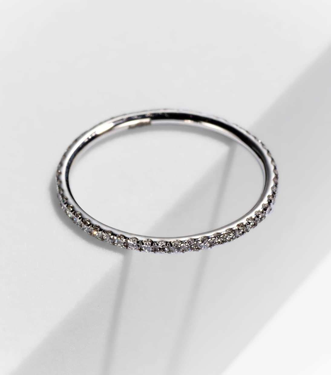 Anello Thread Band in oro bianco 18kt con diamanti | Ileana Makri