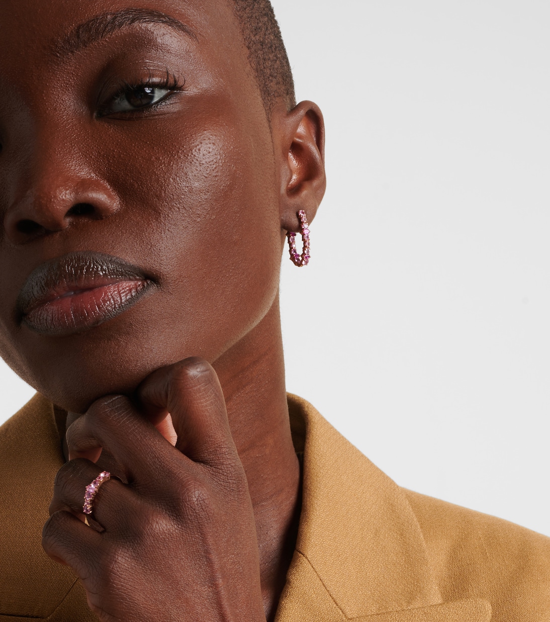 Orecchini a cerchio Rivulet in oro rosa 18kt con zaffiri e rubini | Ileana Makri