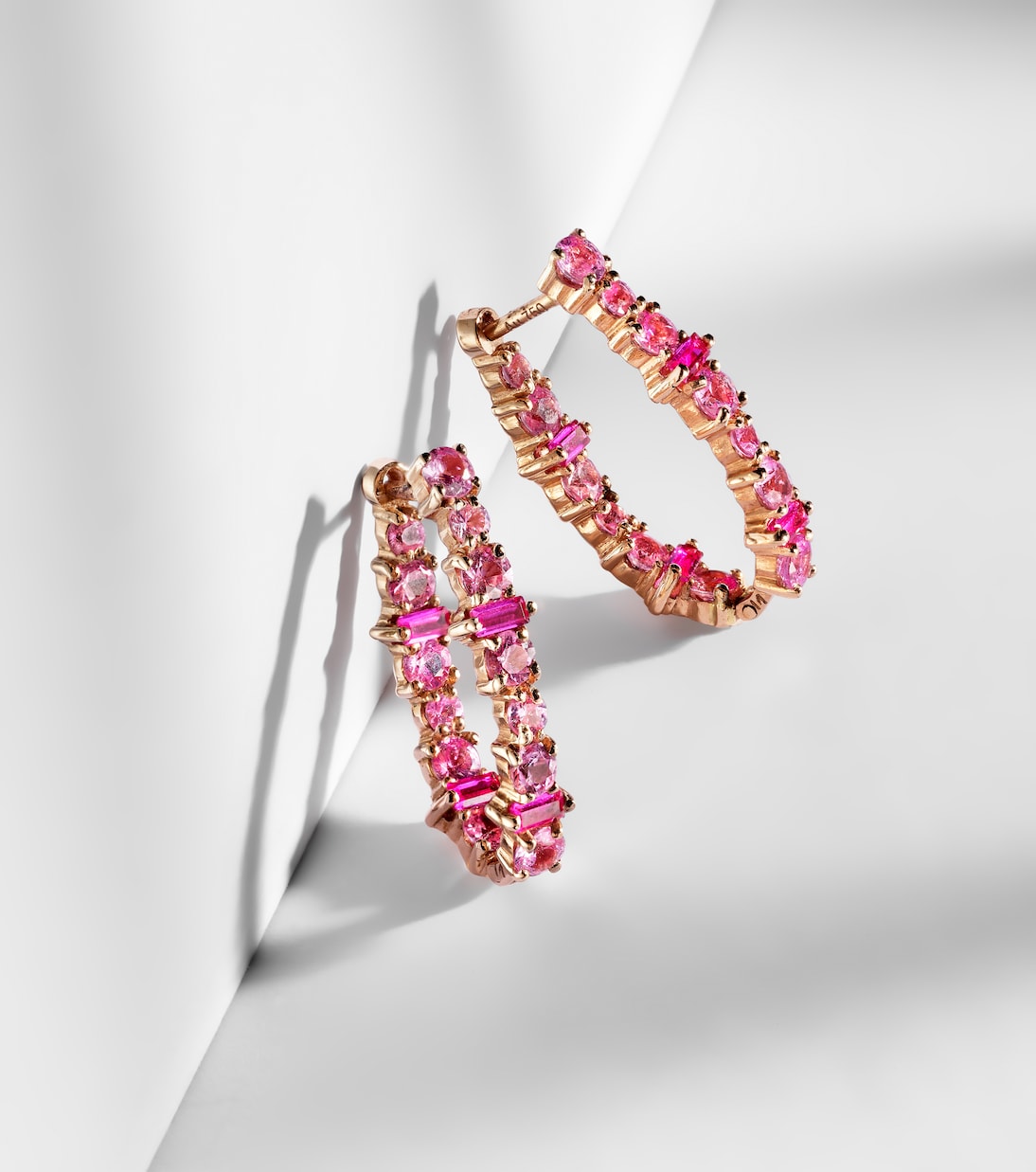 Orecchini a cerchio Rivulet in oro rosa 18kt con zaffiri e rubini | Ileana Makri