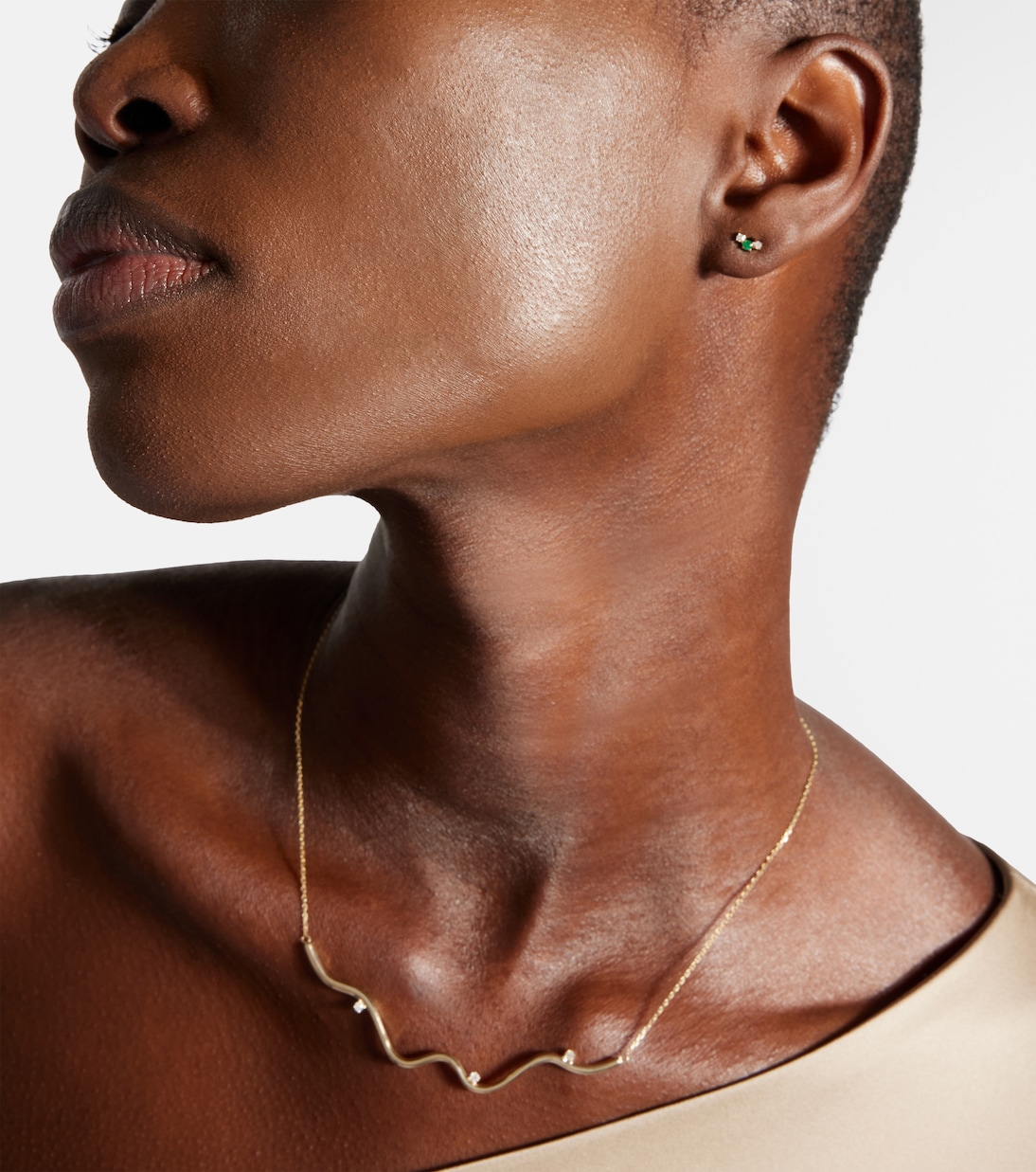 Dainty Emerald Goddess 14kt 골드 에머랄드 다이아몬드 스터드 이어링 | Stone and Strand