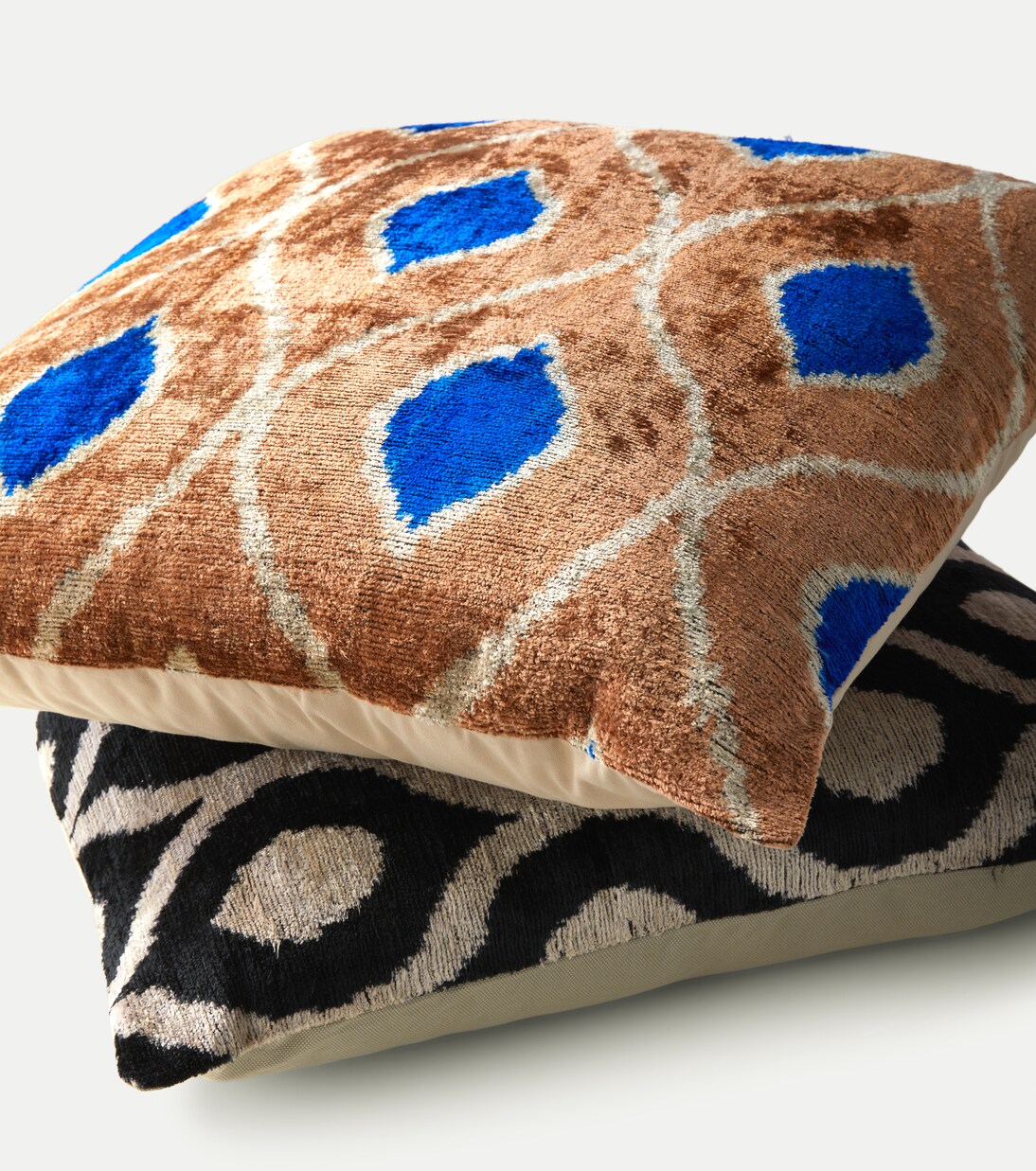 Silk velvet cushion | Les-Ottomans