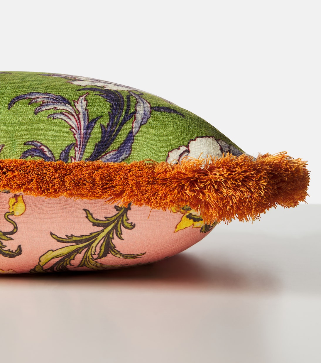Cojín Nymph Bloom floral con flecos | La DoubleJ