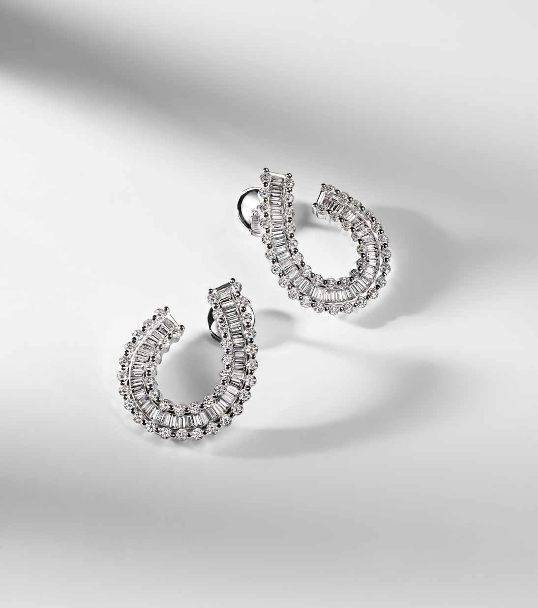 18kt white gold earrings with diamonds | Bucherer Fine Jewellery