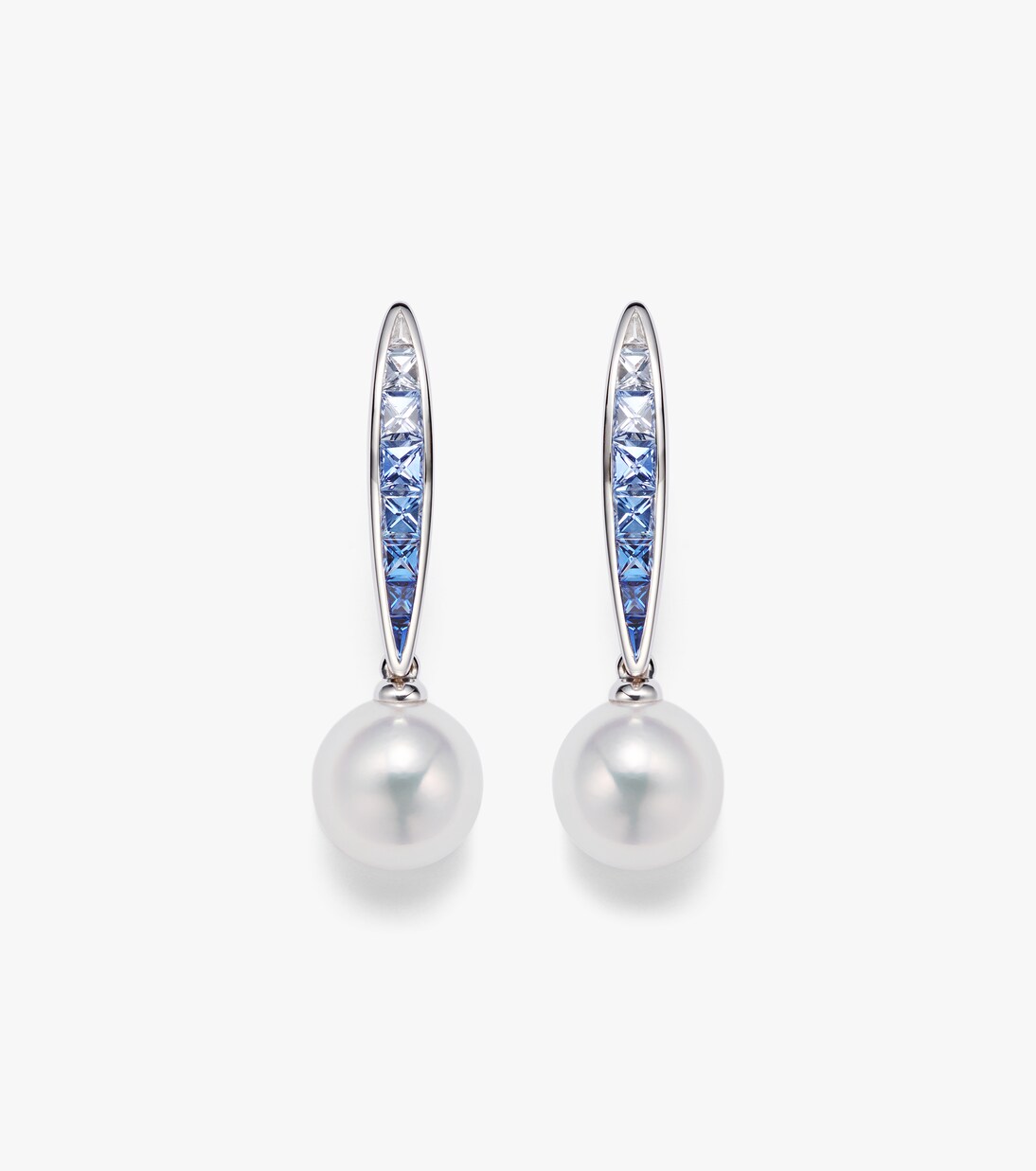 Ohrringe aus 18kt Weißgold mit Saphiren und Perlen | Mikimoto