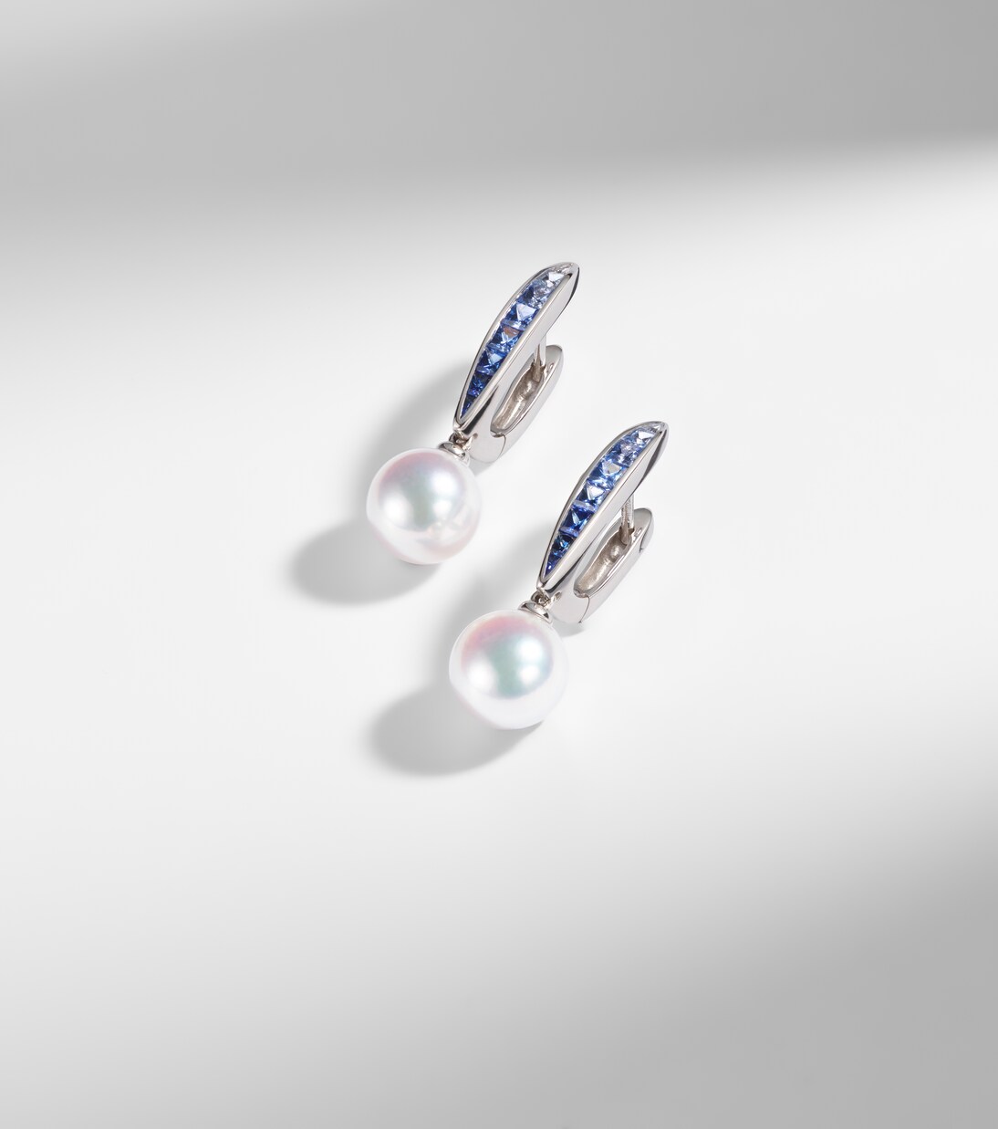 Ohrringe aus 18kt Weißgold mit Saphiren und Perlen | Mikimoto