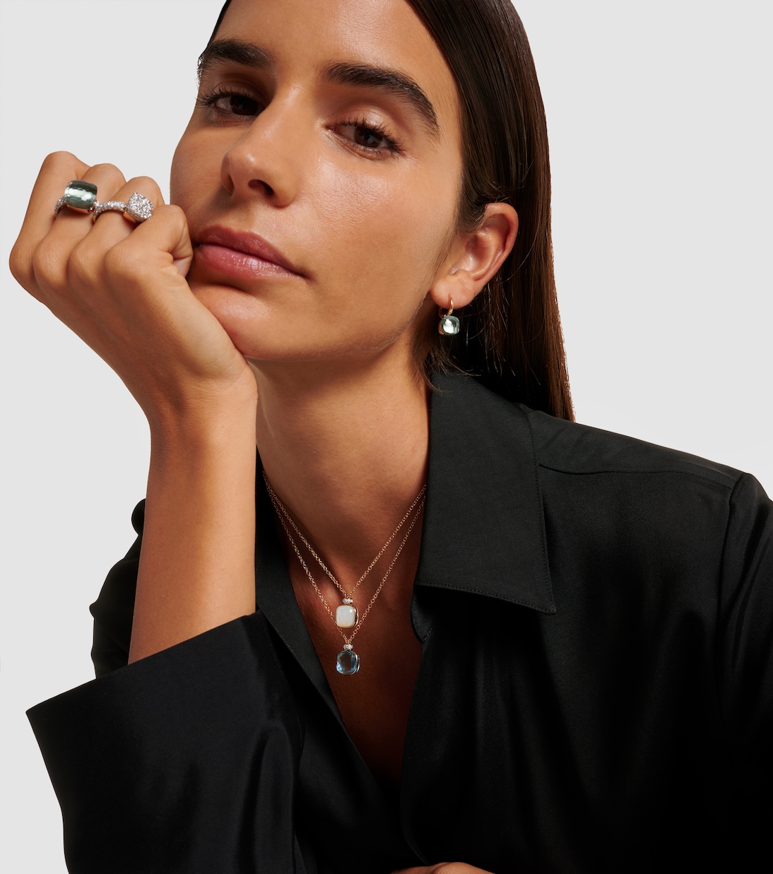 Halskette Nudo Classic aus 18kt Rosé- und Weißgold mit Diamanten und Topas | Pomellato