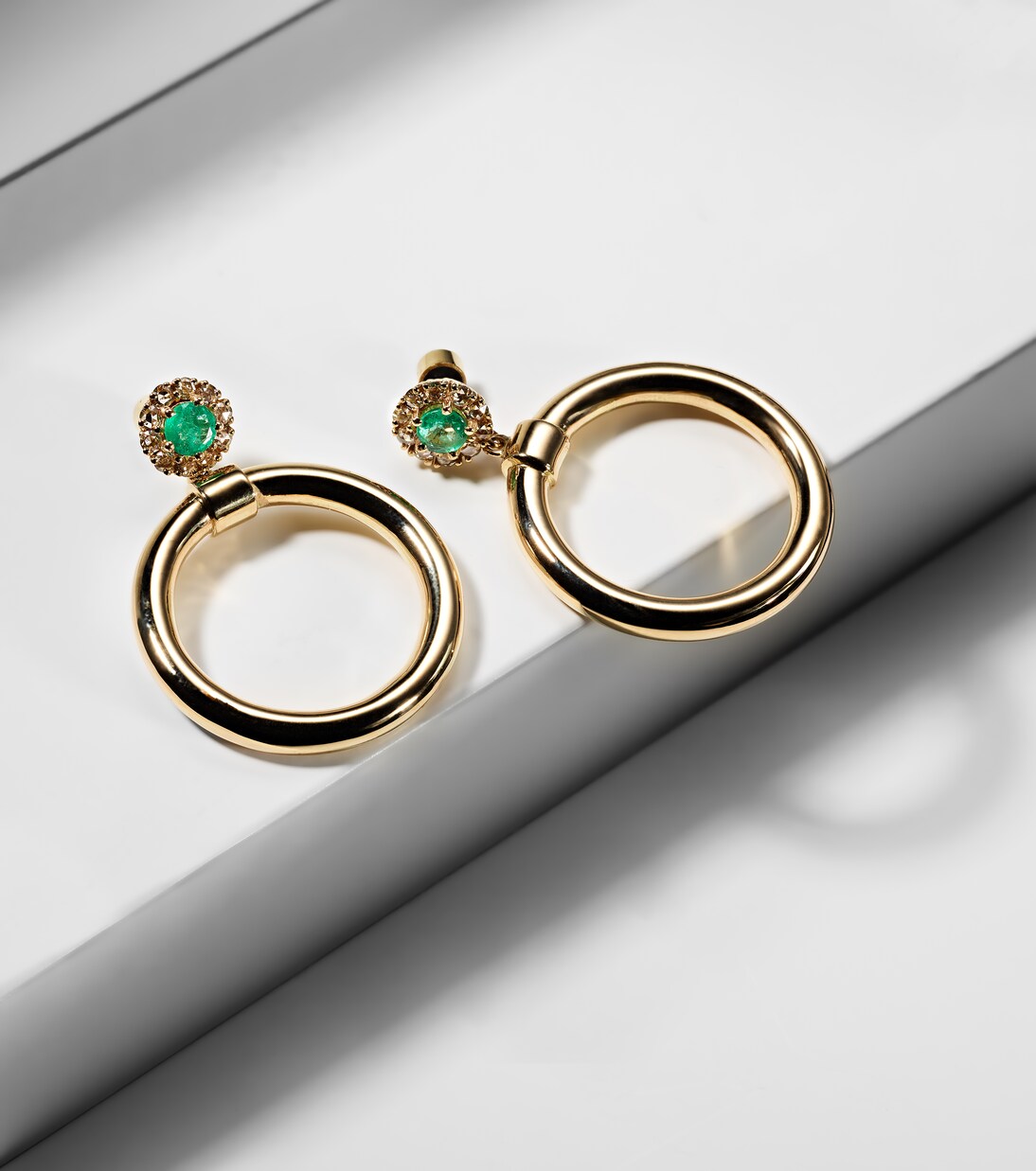 Boucles d'oreilles Endless en or 18 ct, émeraudes et diamants | Ileana Makri