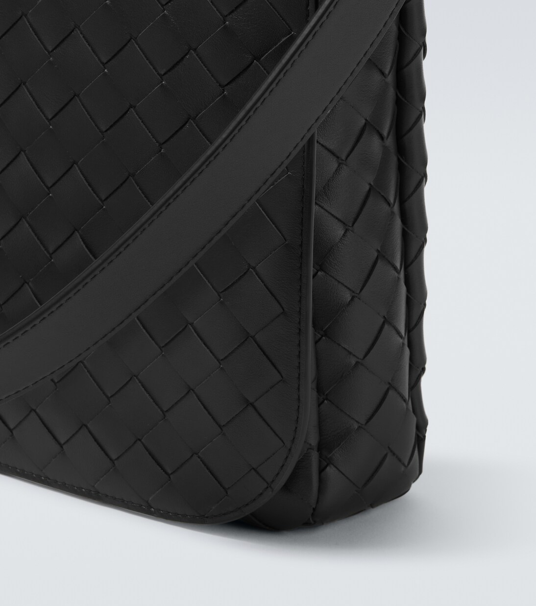 Swing Intrecciato leather messenger bag | Bottega Veneta