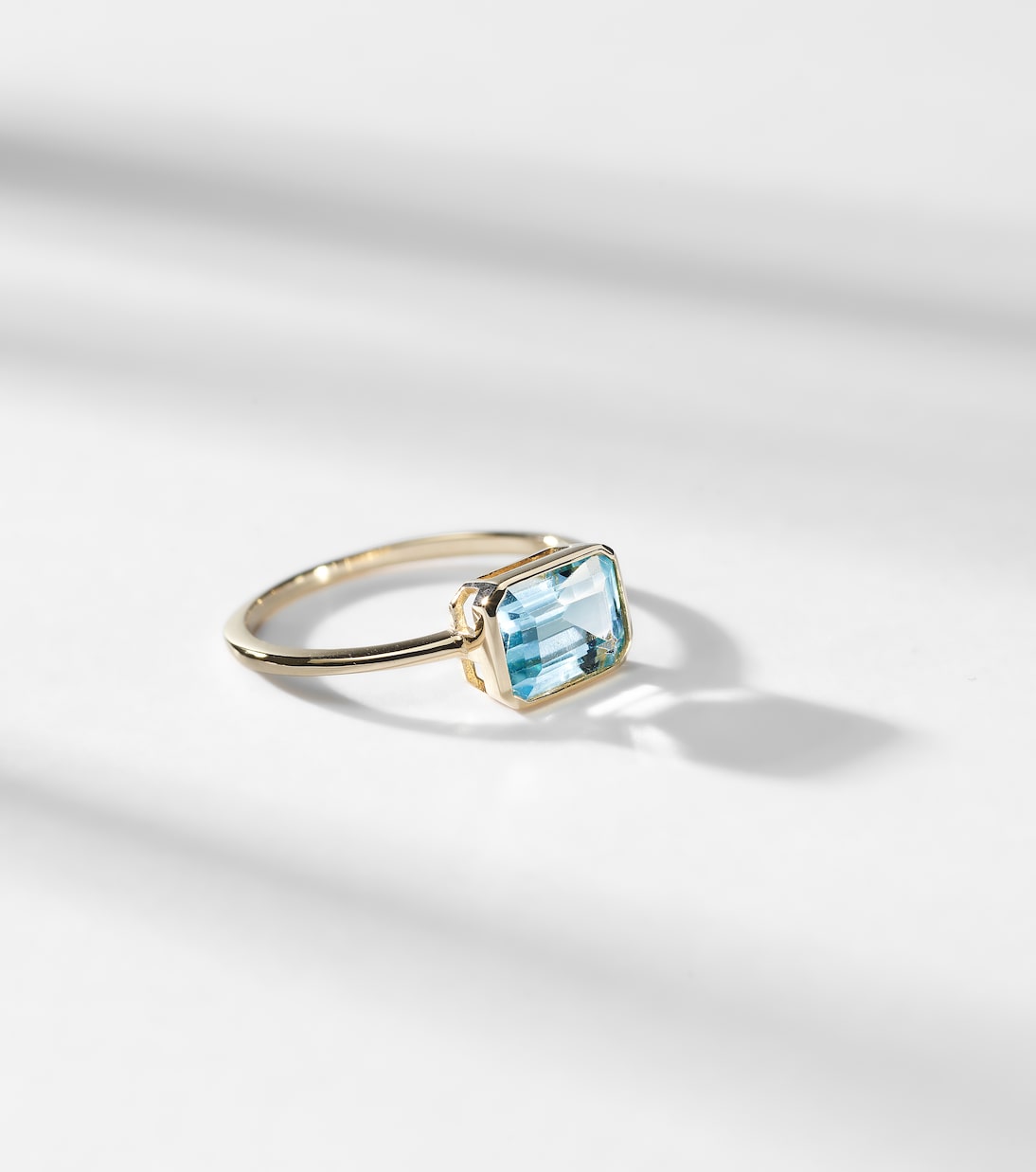 Anello in oro 14kt con topazio blu | Mateo