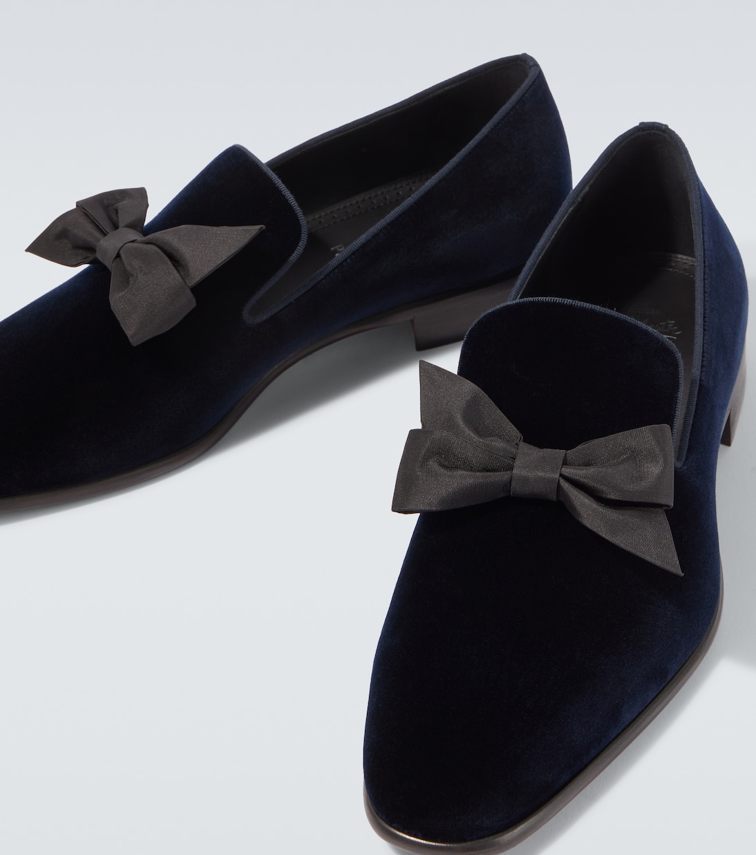 حذاء لوفر من المخمل مزين بفيونكة December First | Christian Louboutin