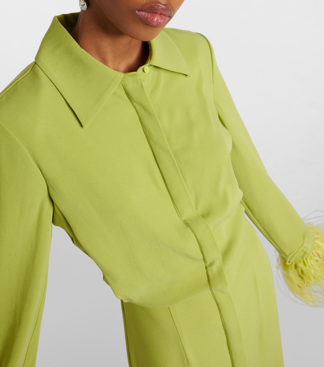 Abito chemisier in crêpe di raso con piume | Roland Mouret