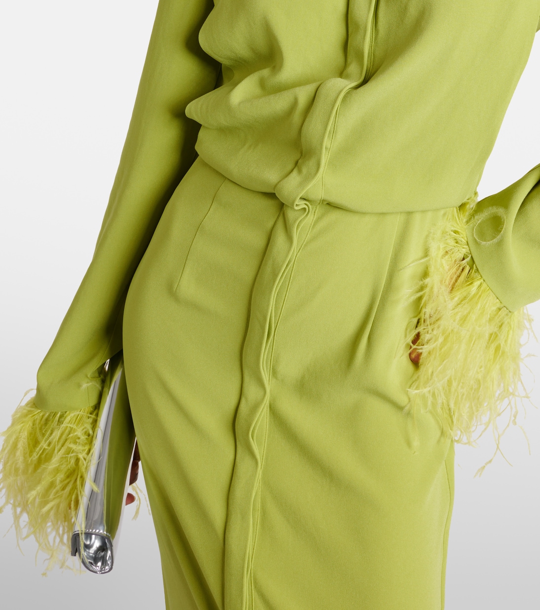 Abito chemisier in crêpe di raso con piume | Roland Mouret