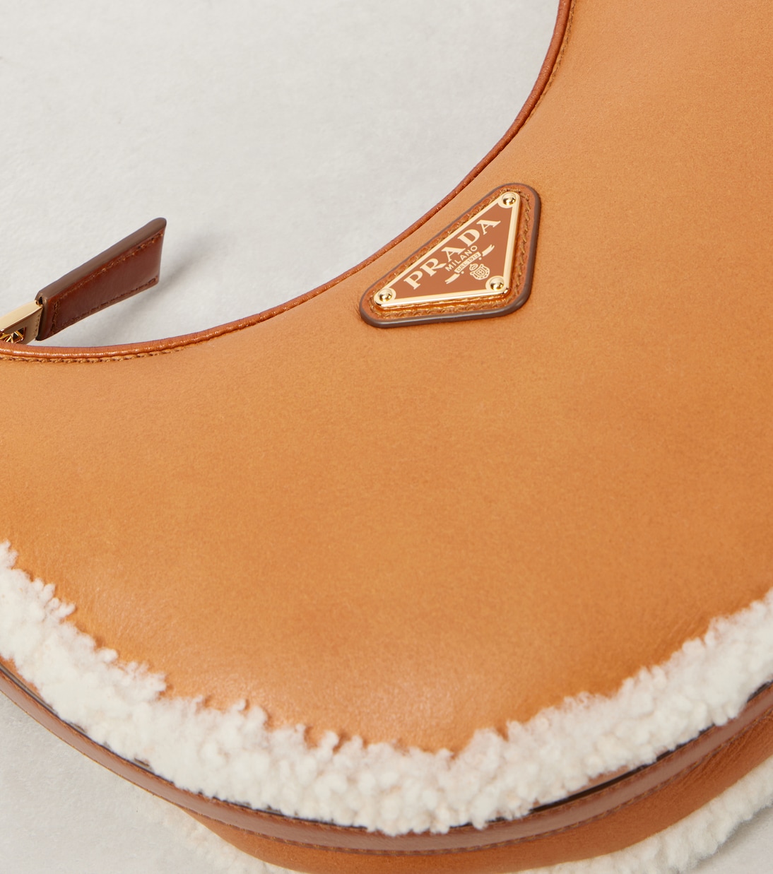 Borsa a spalla Arqué Small in pelle con shearling | Prada