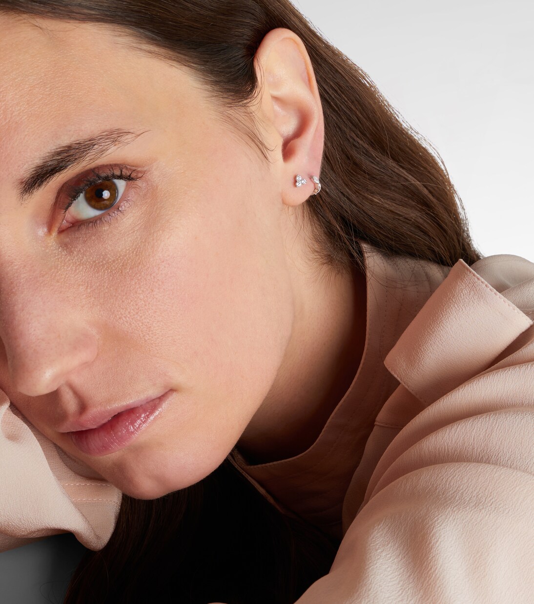 Orecchino singolo in oro bianco 18kt (750/1000) con diamanti | Maria Tash