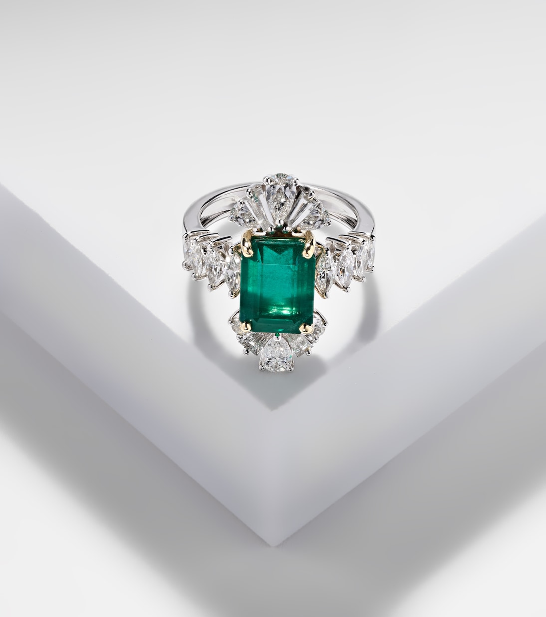 Reign Supreme 18kt white gold ring with diamonds and emerald | Yeprem