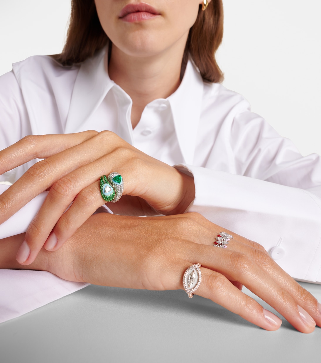 Ying Yang 18kt white gold and enamel ring with emeralds and diamonds | Kamyen