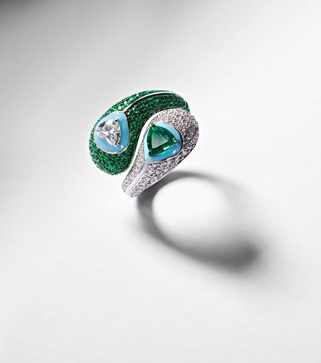 Ying Yang 18kt white gold and enamel ring with emeralds and diamonds | Kamyen