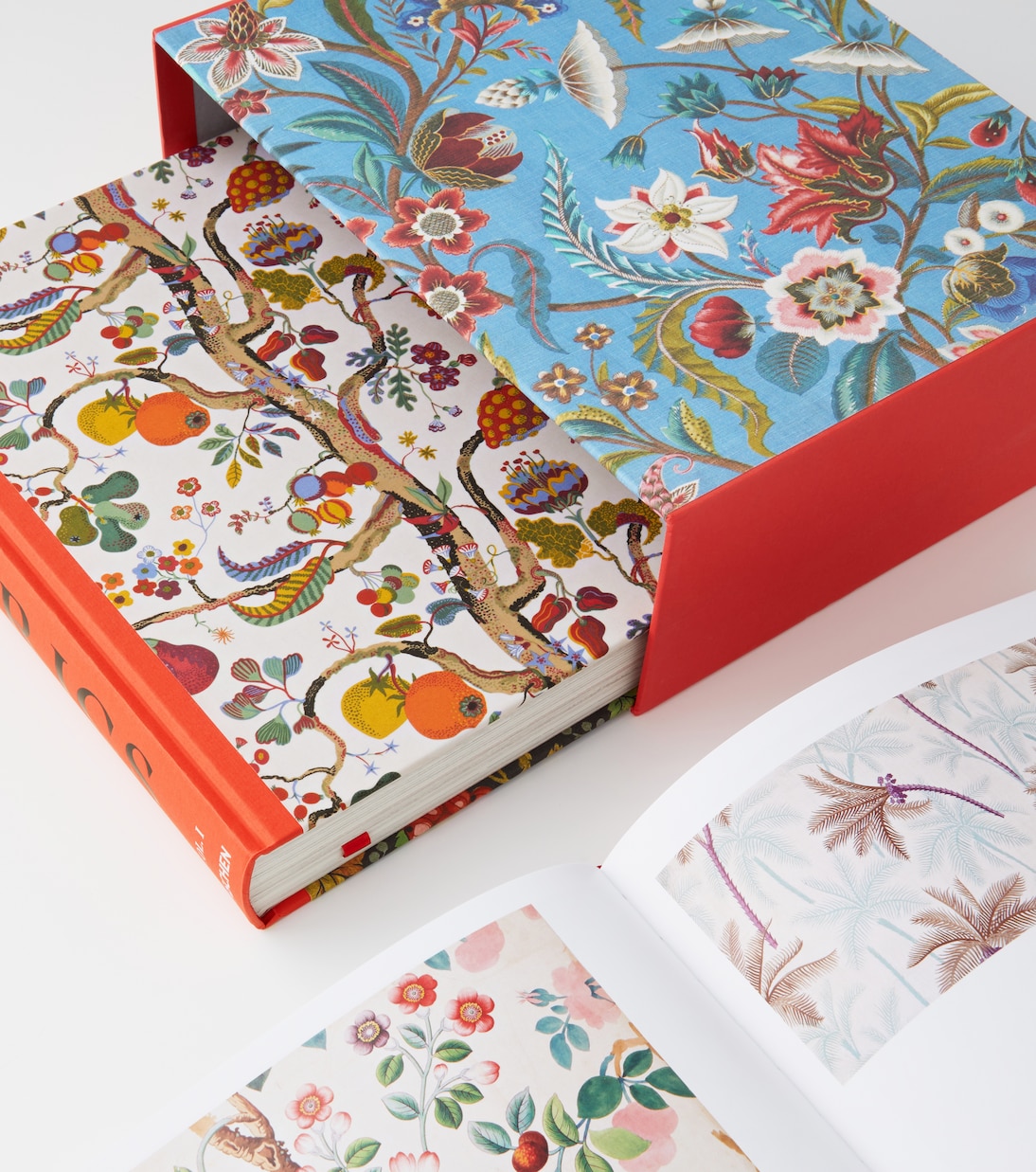The Book of Printed Fabrics. From the 16th century until today set of 2 books | Taschen