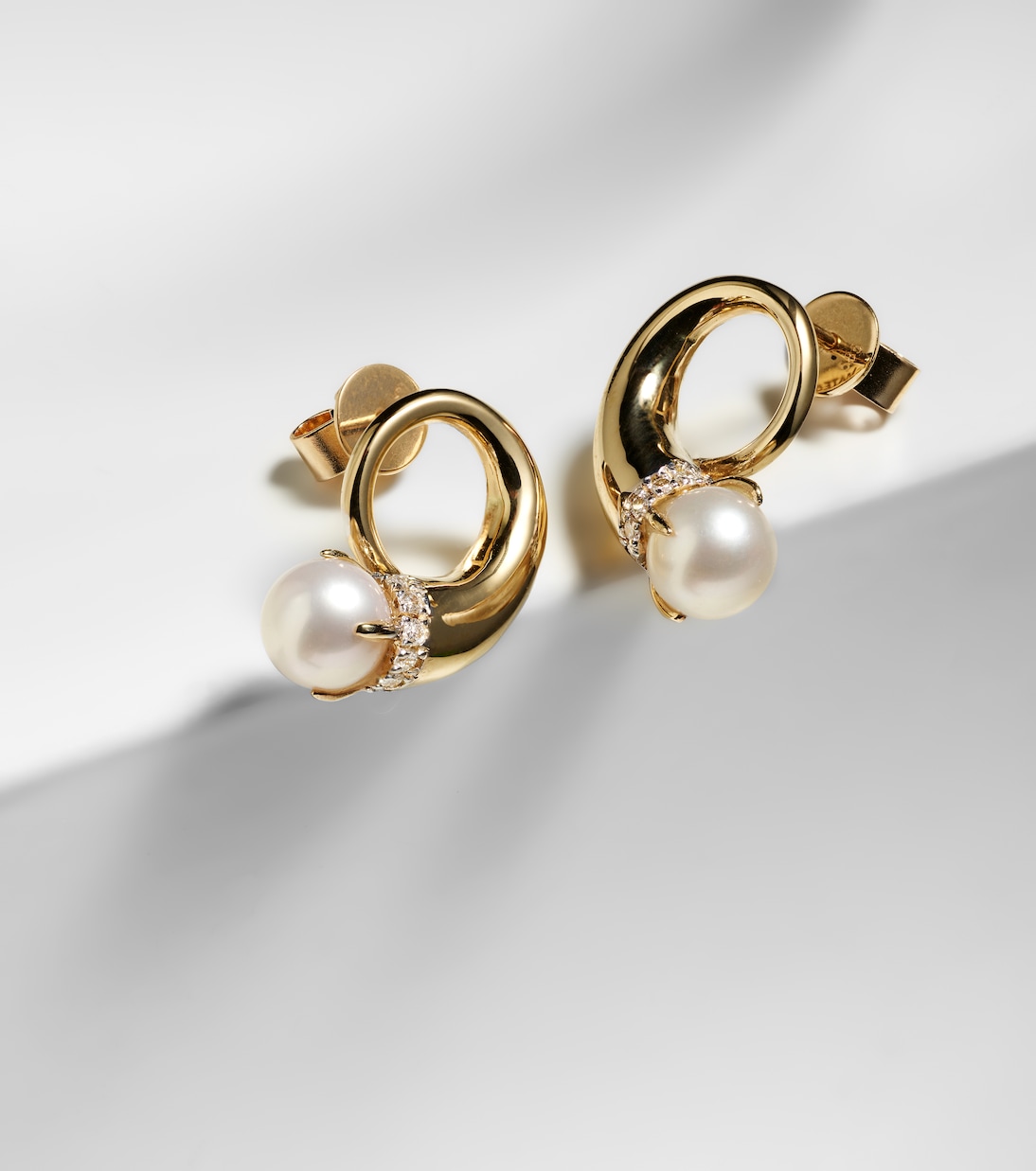 أقراط للأذن من الذهب 14 قيراط مع ألماس ولؤلؤ | Mateo
