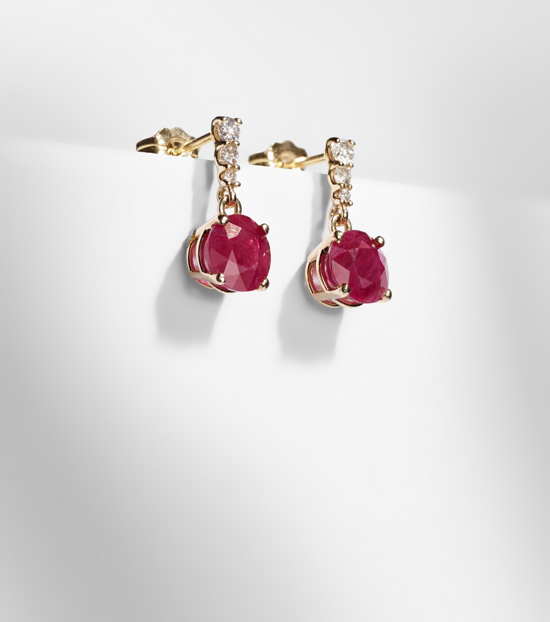 Boucles d'oreilles en or 14 ct, rubis et diamants | Stone and Strand