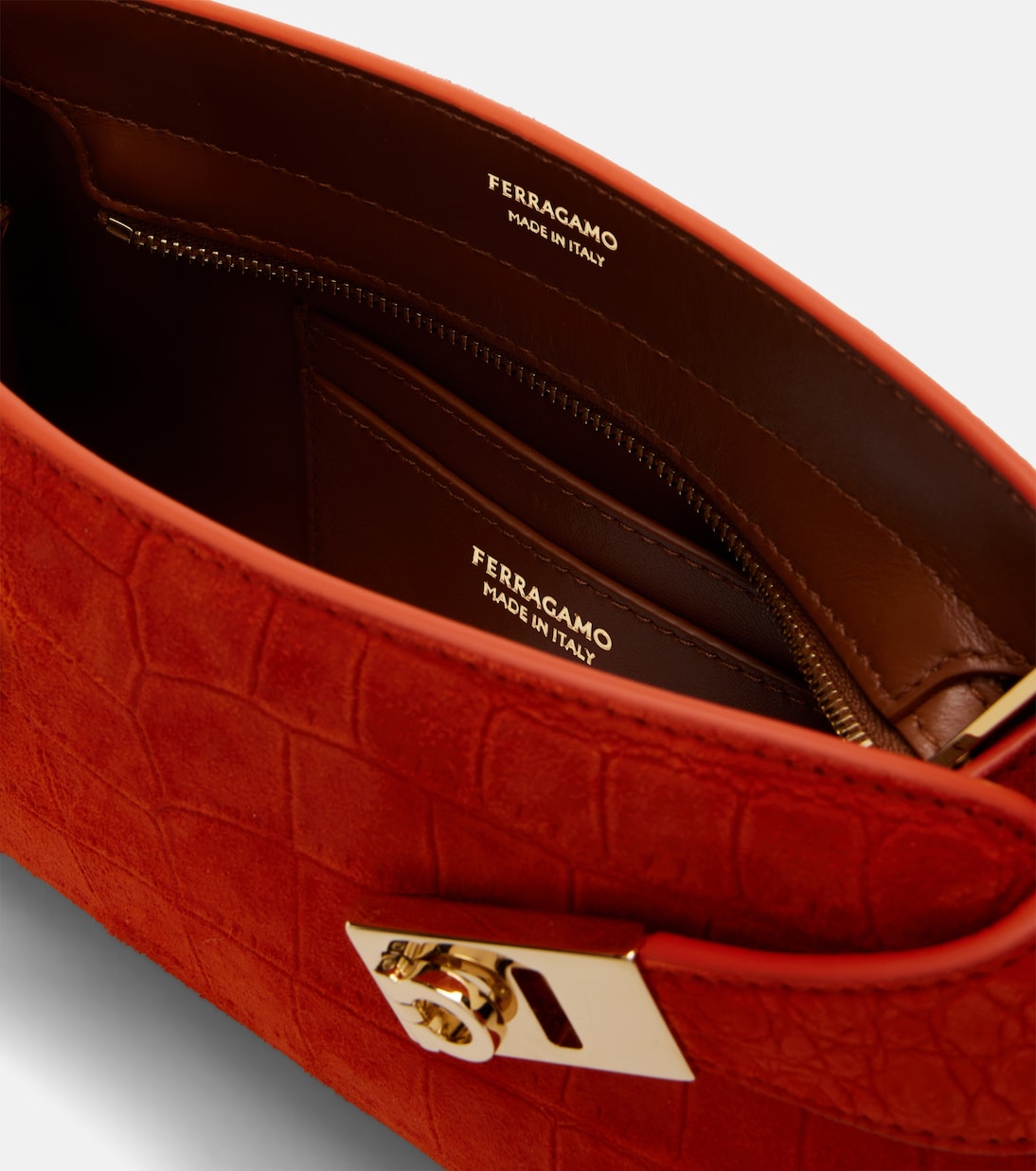 حقيبة كلاتش من الجلد السويدي بمظهر جلد التمساح Small Hug | Ferragamo