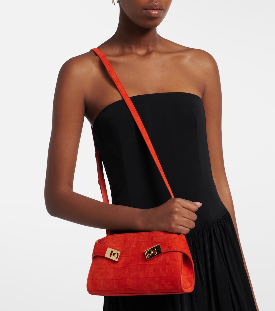 حقيبة كلاتش من الجلد السويدي بمظهر جلد التمساح Small Hug | Ferragamo