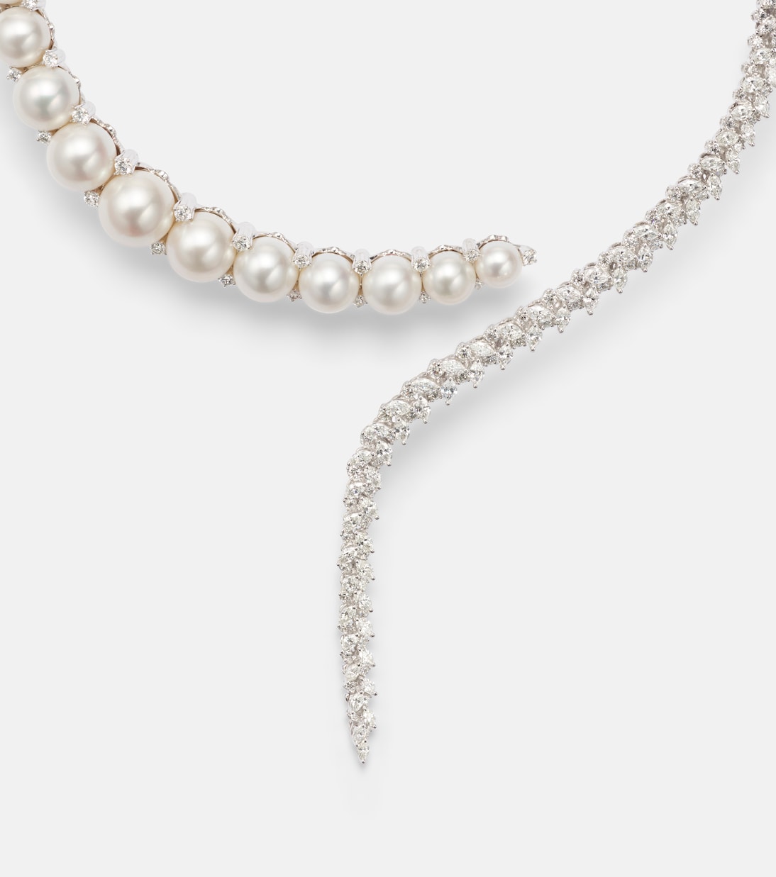 Pearlescent 18kt white gold necklace with diamonds and pearls | Yeprem