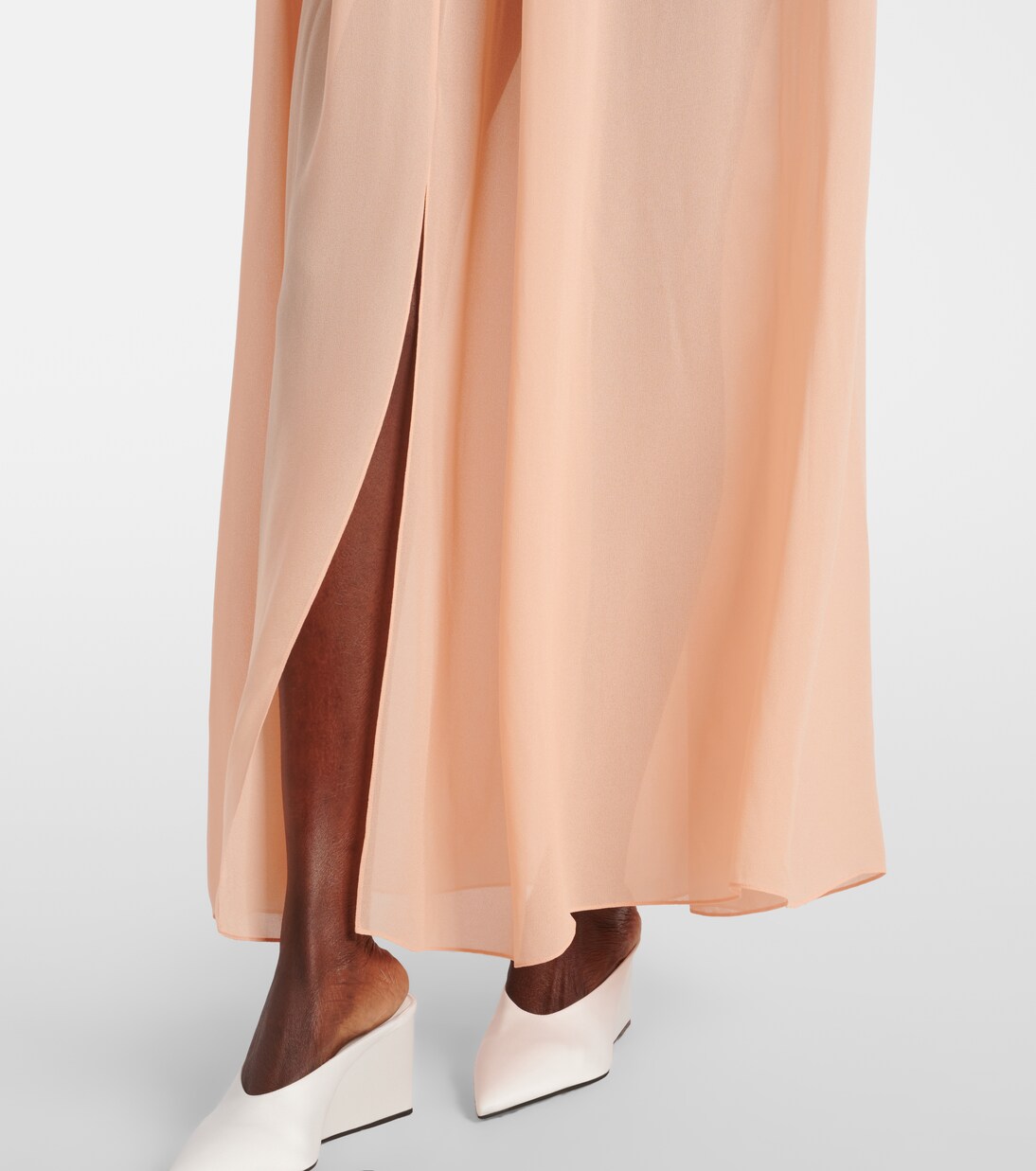 فستان طويل من الجورجيت بقصّة بببلوم | Alaïa