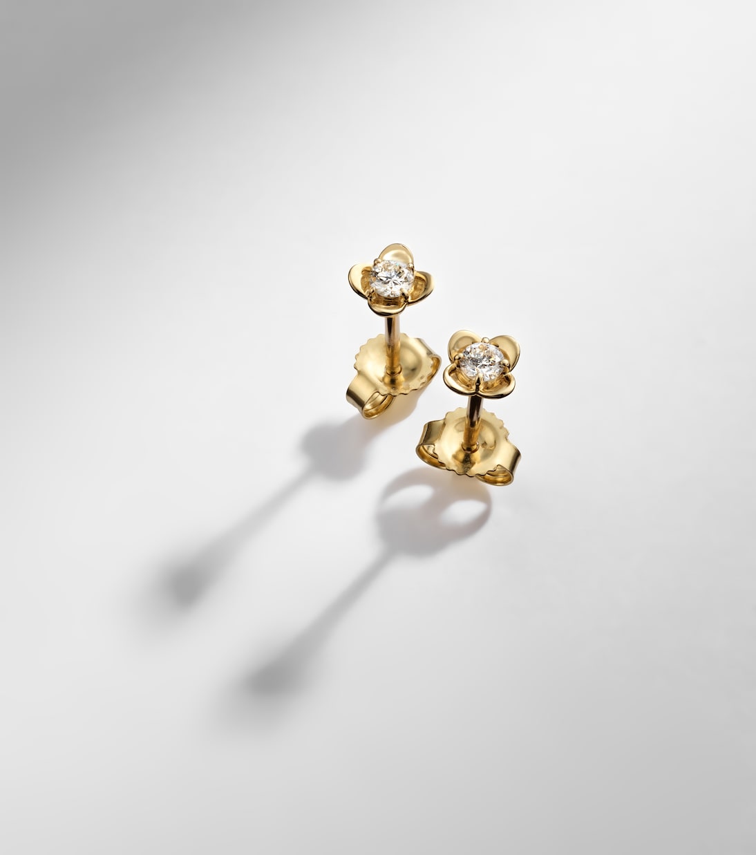 Ohrringe Clover Mini aus 14kt Gelbgold (585/1000) mit Diamanten | Stone and Strand