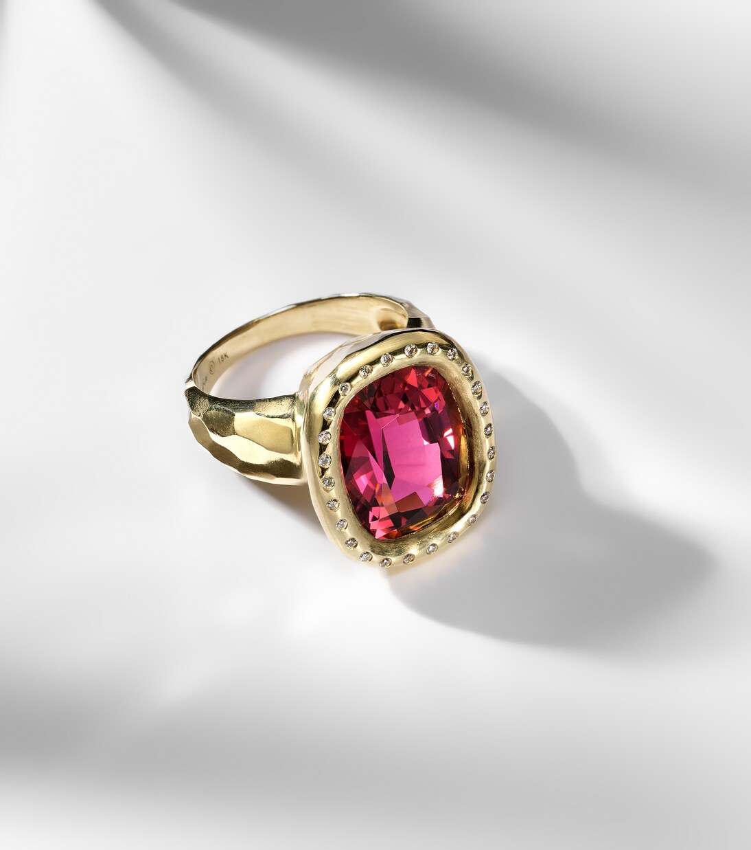 Anillo Mirage de oro de 18 ct con rubelita y diamantes | Octavia Elizabeth