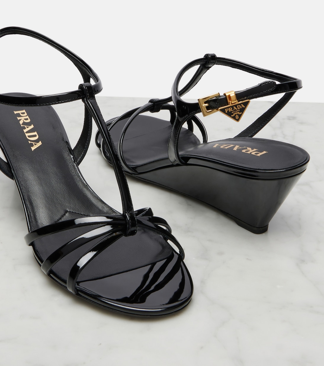 Wedge-Sandalen aus Lackleder | Prada