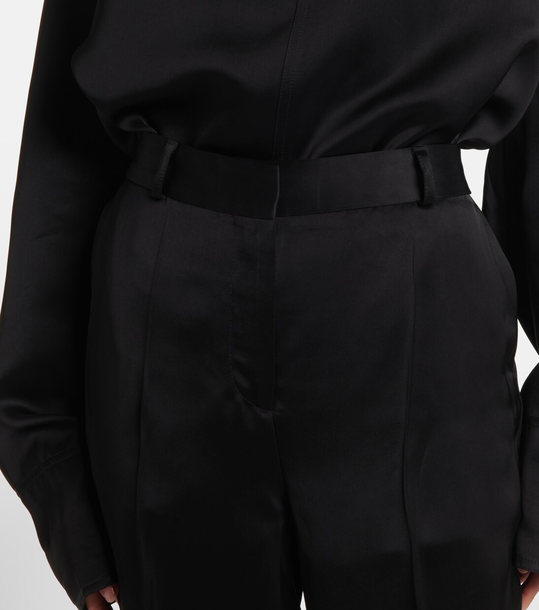 Gerade High-Rise-Hose aus Satin | Toteme