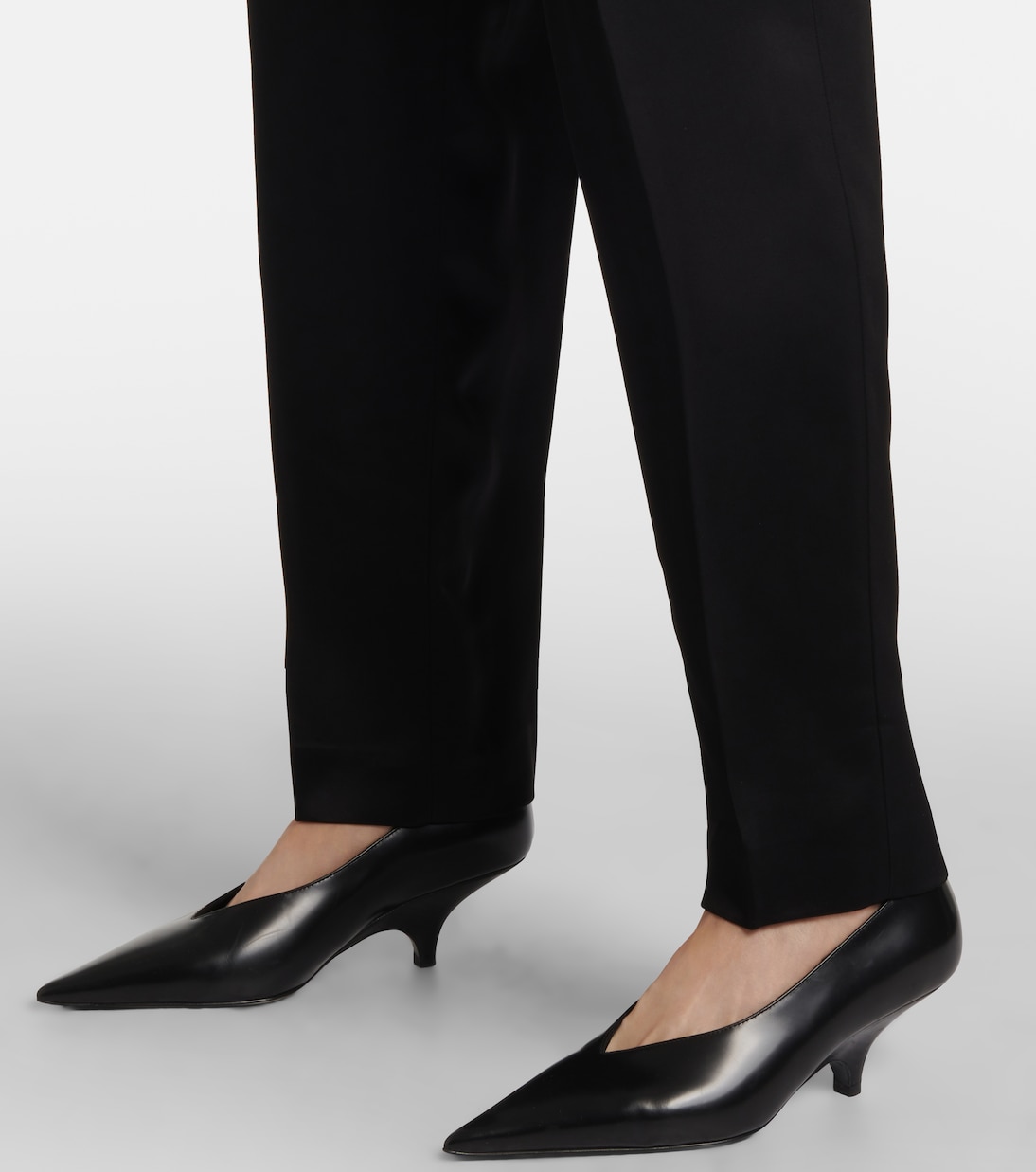 Gerade High-Rise-Hose aus Satin | Toteme