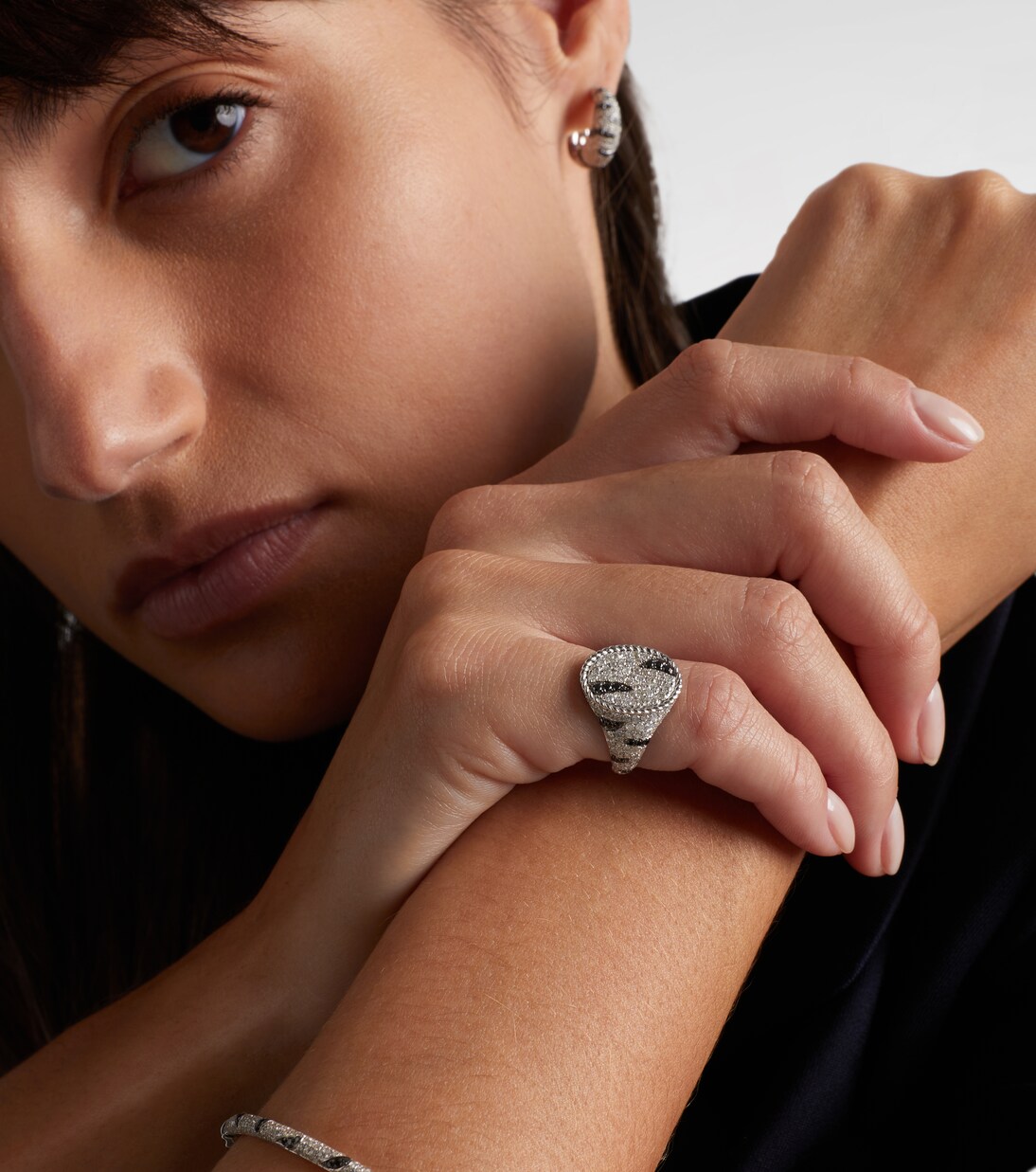 Bague d'auriculaire Zèbre en or blanc 18 ct et diamants | Yvonne Léon