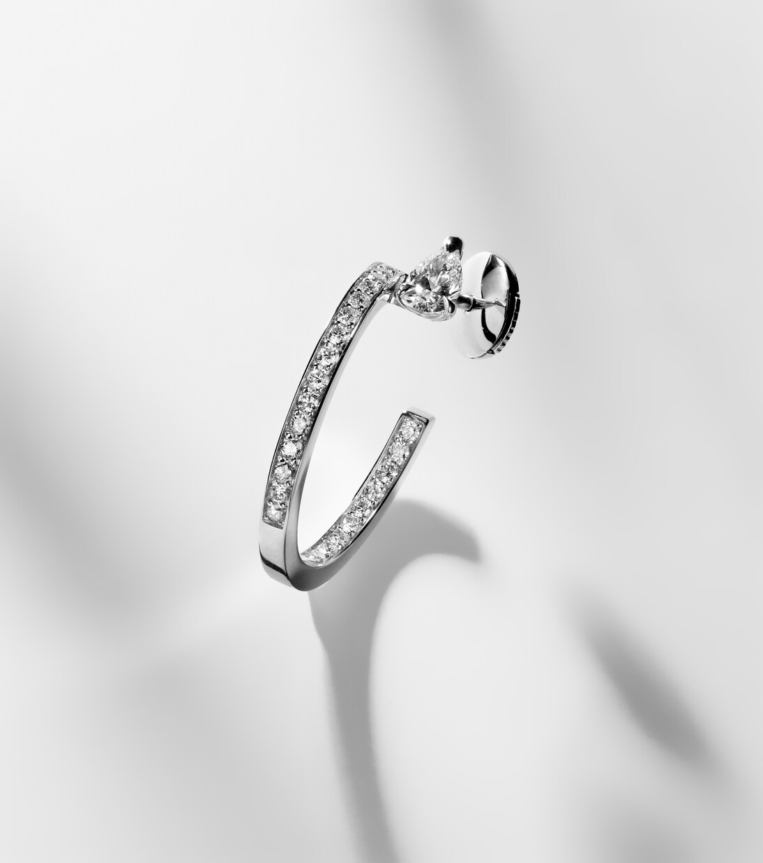 Boucle d'oreille unique Serti Sur Vide en or blanc 18 ct et diamants | Repossi
