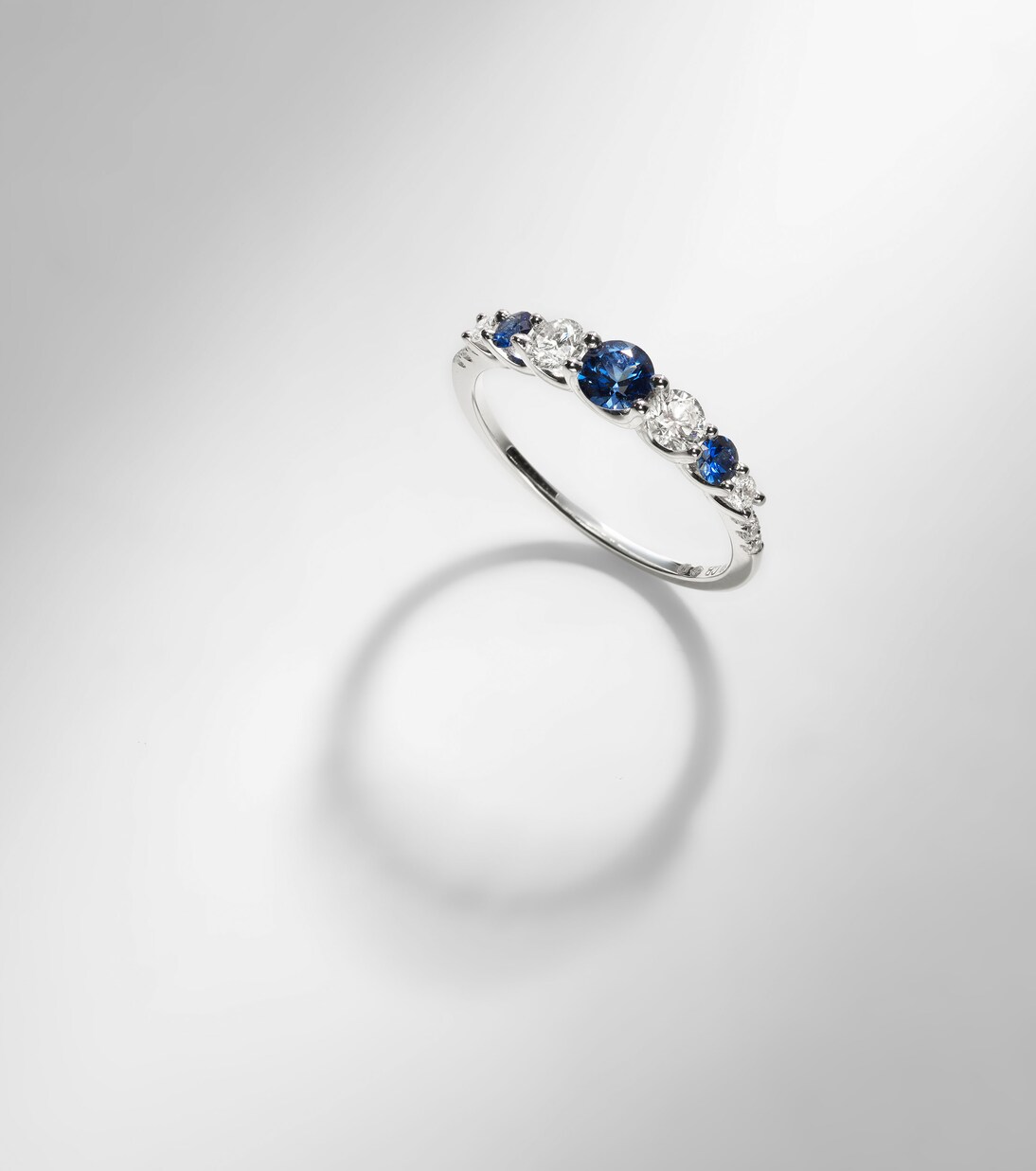 Ring Classics aus 18kt Weißgold (750/1000) mit Diamanten und Saphiren | Bucherer Fine Jewellery