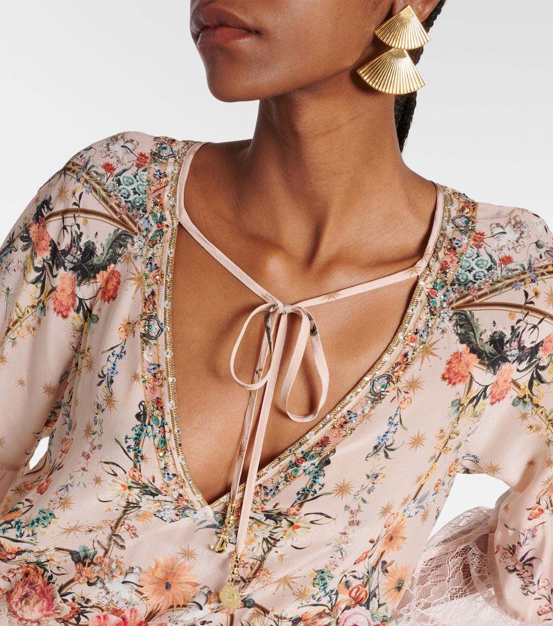 Robe en soie à fleurs et ornements | Camilla