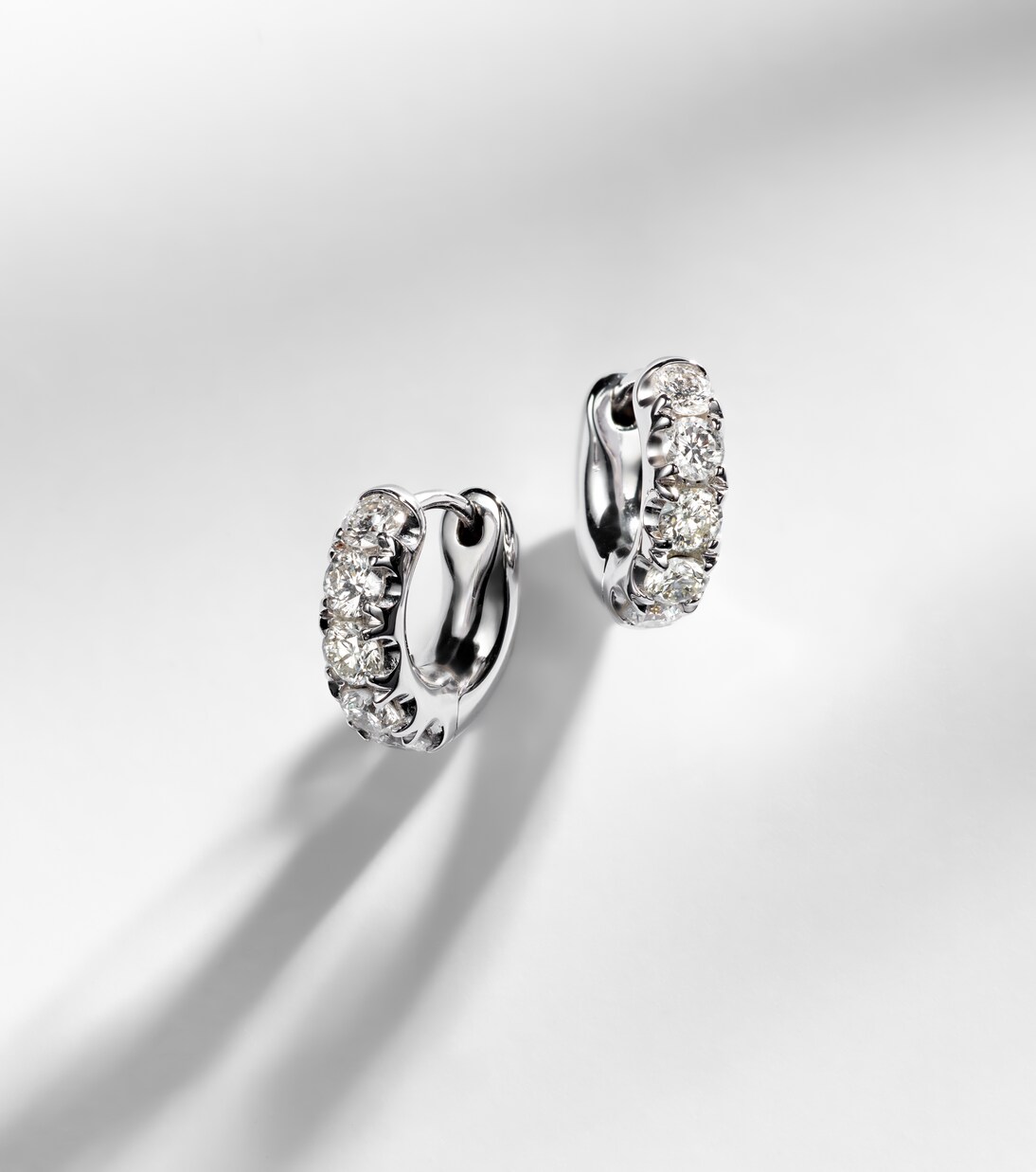 Orecchini Super Duper in oro bianco 14kt con diamanti | Roxanne First