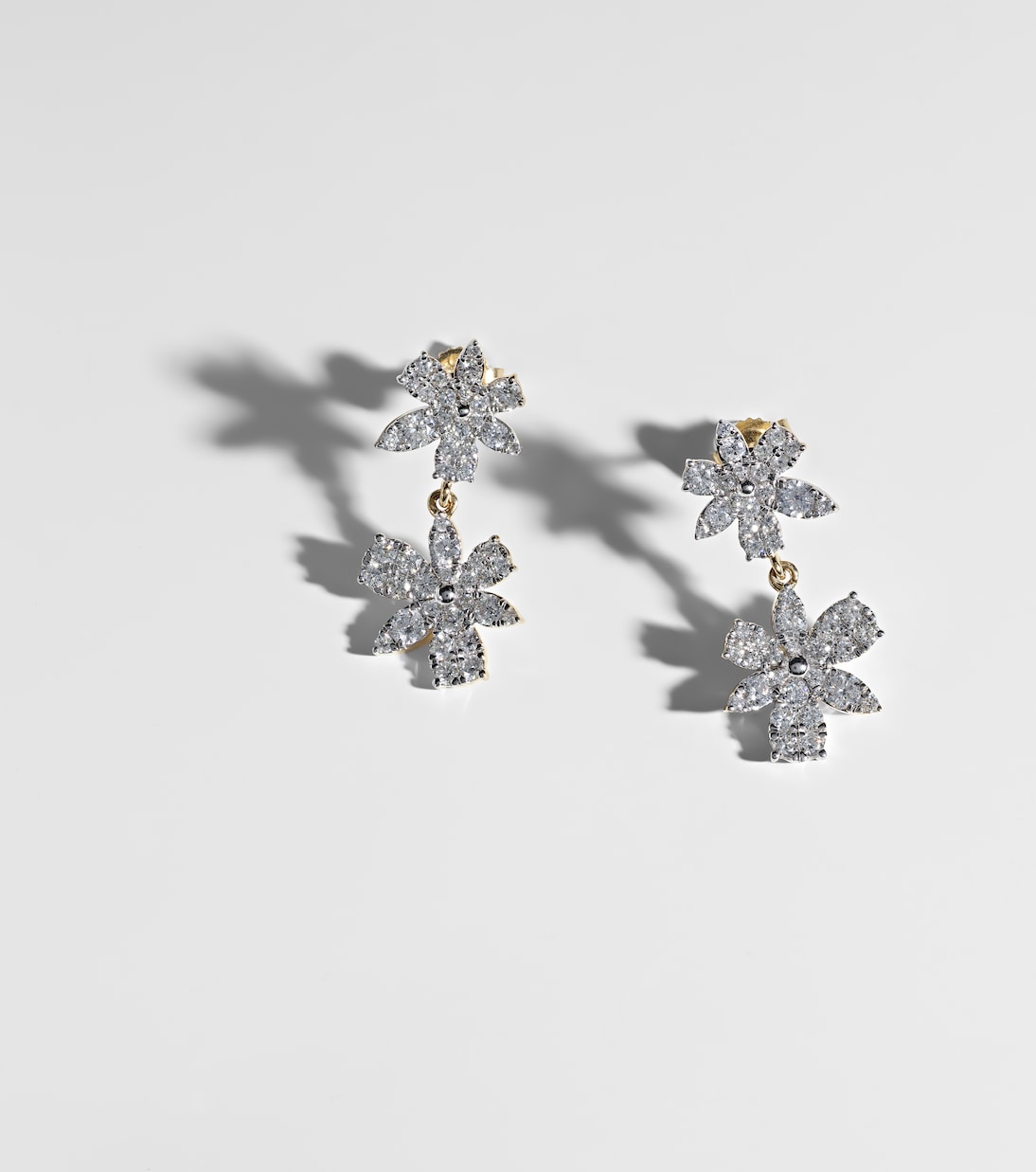 Ohrringe Grand Magnolia aus 14kt Gelbgold mit Diamanten | Stone and Strand