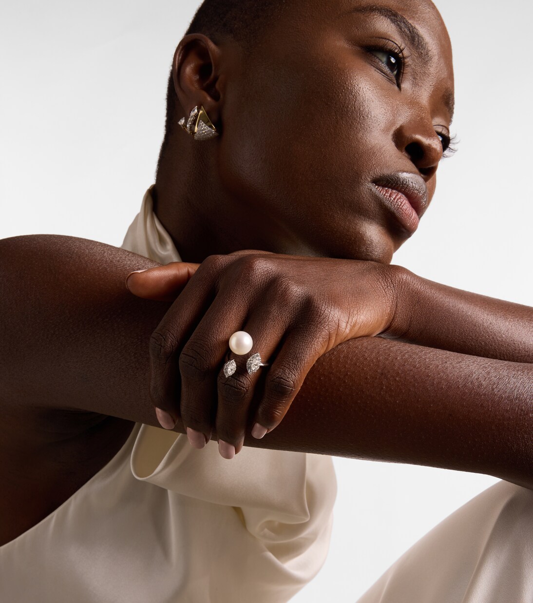 Pearlescent 18kt white gold ring with diamonds and pearl | Yeprem