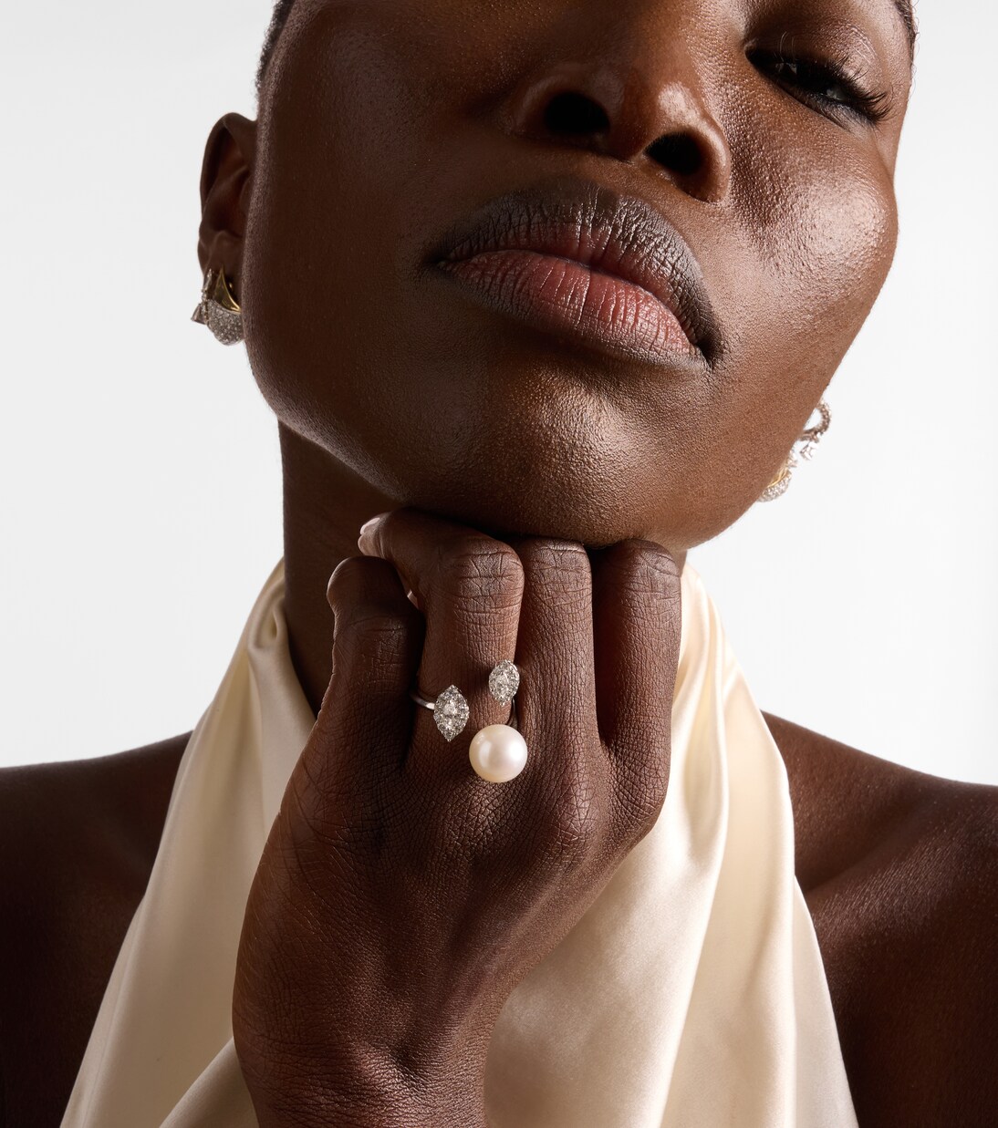 Pearlescent 18kt white gold ring with diamonds and pearl | Yeprem