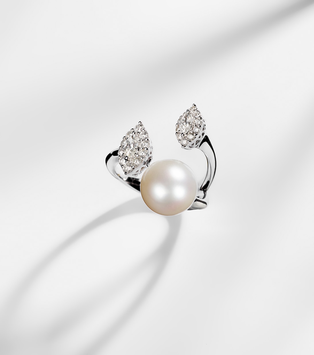 Pearlescent 18kt white gold ring with diamonds and pearl | Yeprem