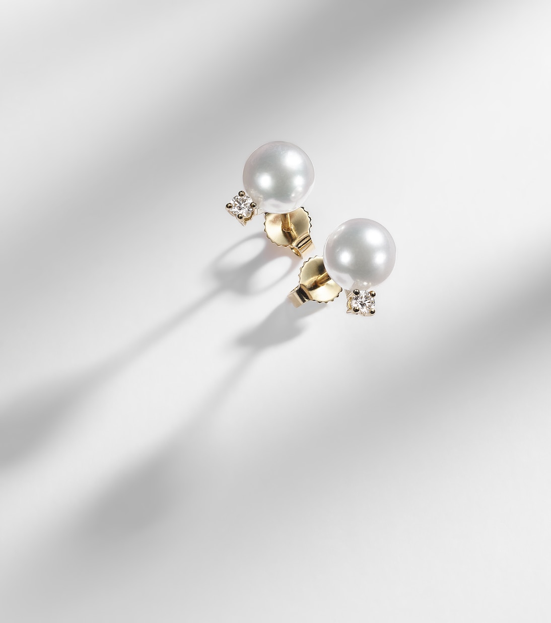 Ohrringe aus 18kt Gelbgold mit Diamanten und Akoyaperlen | Mikimoto