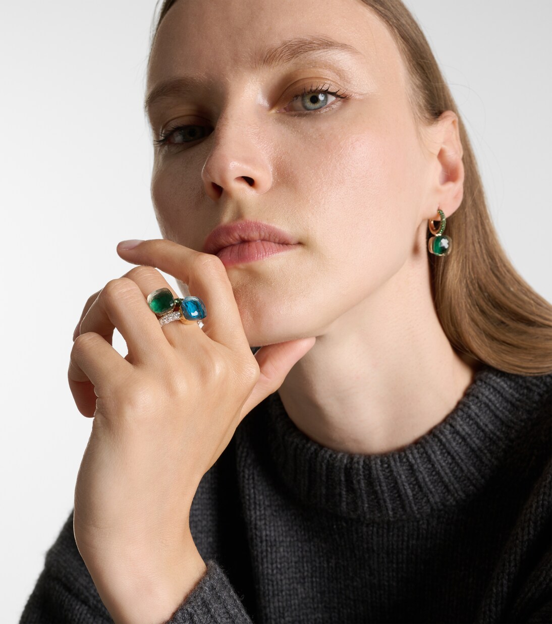 Ring Nudo Classic aus 18kt Weiß- und Roségold mit Diamanten und London Blue Topas | Pomellato