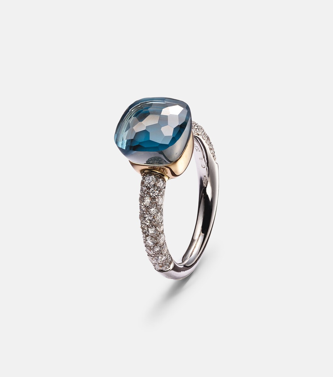 Ring Nudo Classic aus 18kt Weiß- und Roségold mit Diamanten und London Blue Topas | Pomellato
