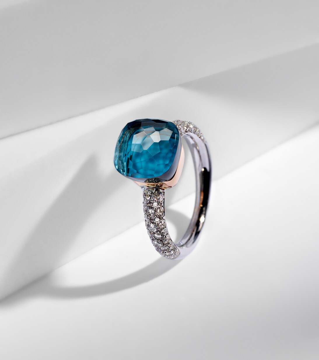 Ring Nudo Classic aus 18kt Weiß- und Roségold mit Diamanten und London Blue Topas | Pomellato