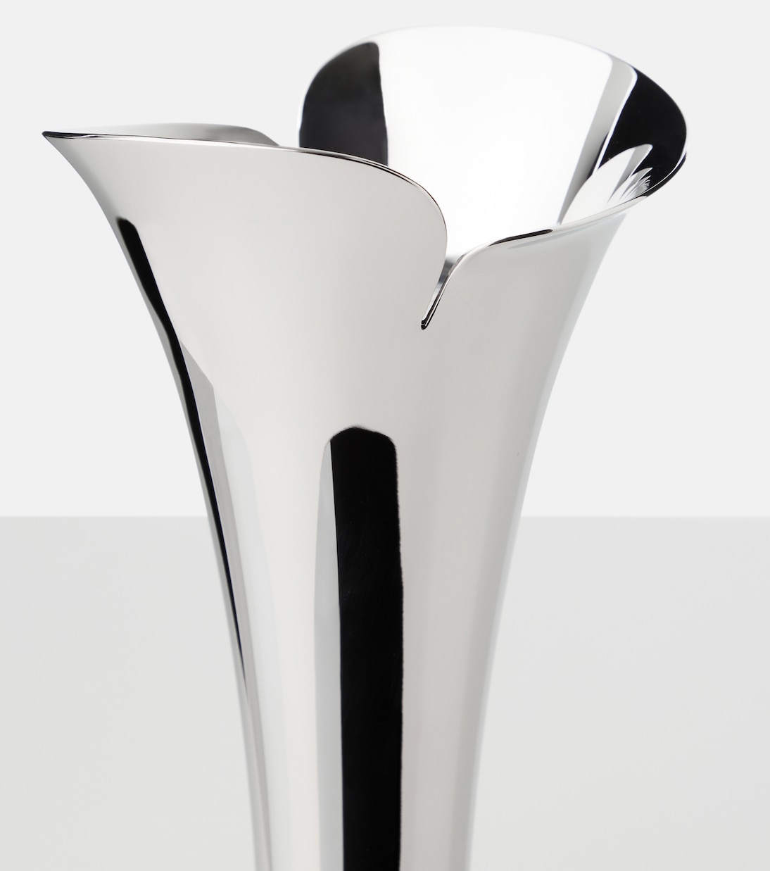 Bloom Medium candle holder by Helle Damkjær | Georg Jensen