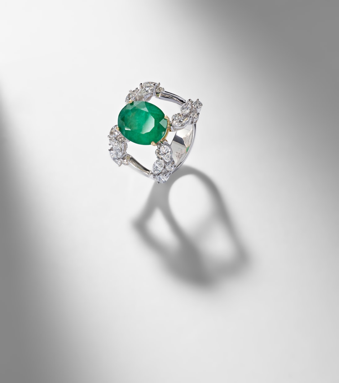 Anello in oro bianco 18kt (750/1000) con diamanti e smeraldo | Yeprem