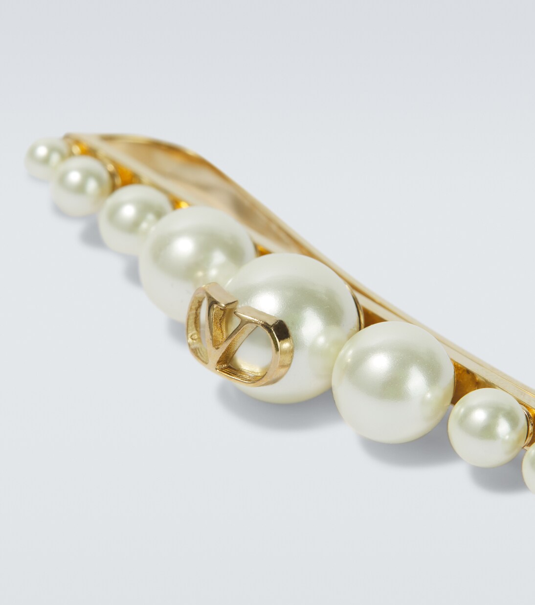 بروش لربطة العنق مزين باللؤلؤ الصناعي | Valentino Garavani