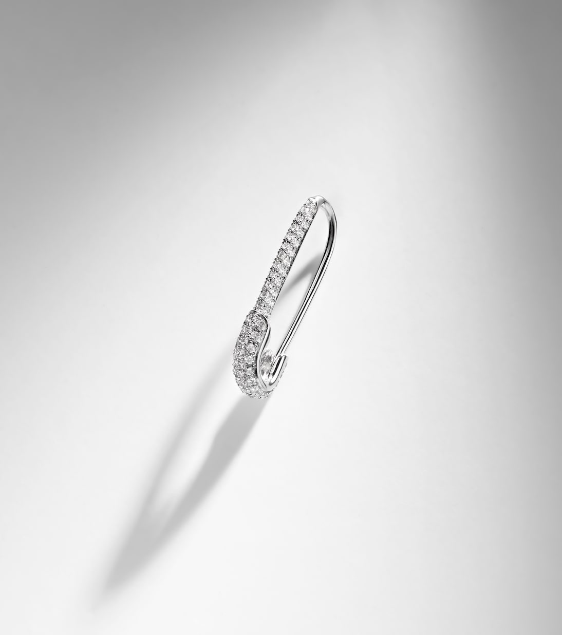 Pendiente individual de oro blanco de 18 ct con diamantes | Anita Ko